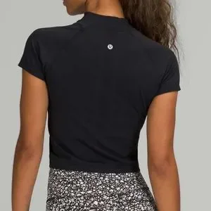 lululemon - Lululemon ルルレモン Swiftly Cropped Mock Nec Lululemon Swiftly Cropped Mock Neck T-Shirt - Iron Blue